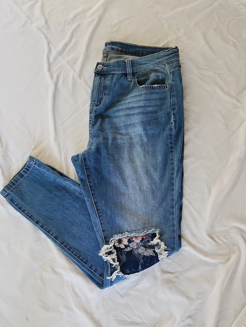 Sojo Jegging 12 Women’s Blue Distressed Jeans with Floral Patch